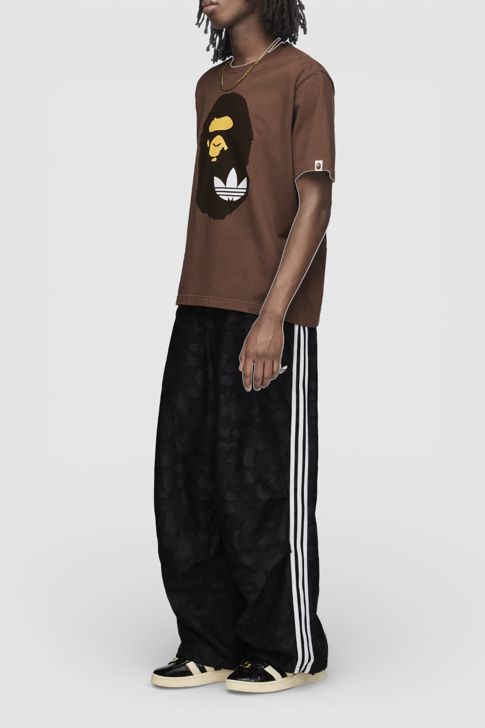 תמונת כל הלוק של חולצת טי אדידס X בייפ